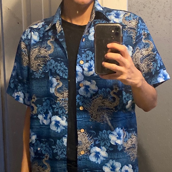 Vintage Hawaiian dragon button up - Picture 5 of 6